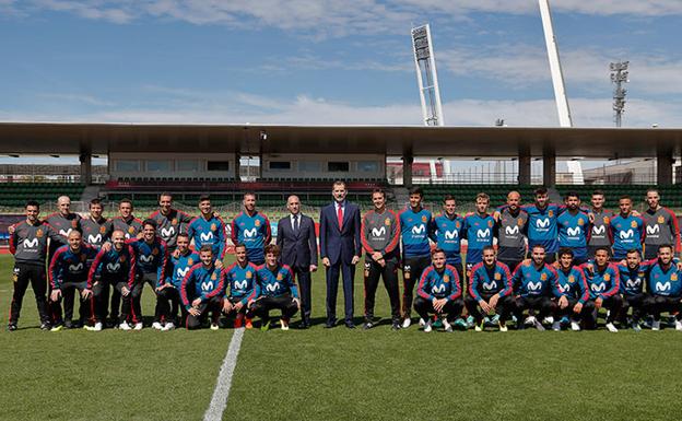 El rey Felipe VI, con la selección española en la Ciudad del Fútbol. 