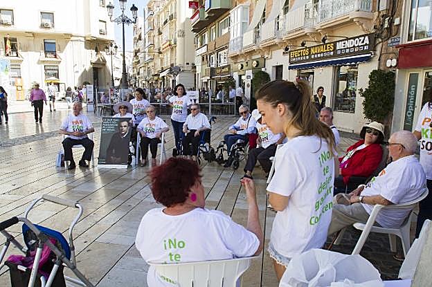 Enfermos de párkinson y sus monitores, ayer en la Plaza del Ayuntamiento.