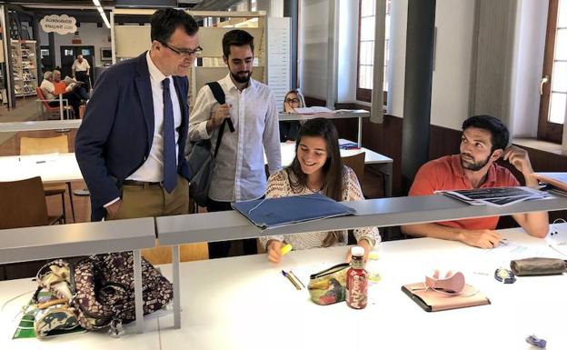 José Ballesta visita la biblioteca Río Segura.