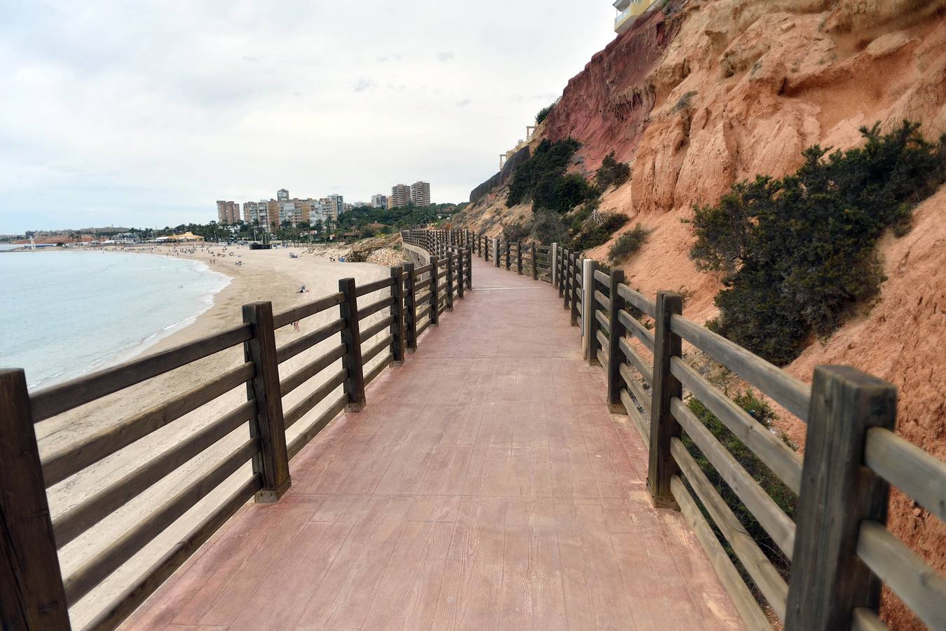 El paseo se inicia en el aparcamiento de Mil Palmeras, situado en primera línea de la playa del Río Seco.