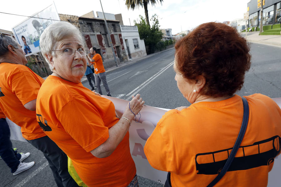 Los vecinos de Aljucer, San Ginés y El Palmar salen a la carretera de El Palmar para exigir el restablecimiento del servicio con el lema 'El transporte público no es un negocio, es un servicio'