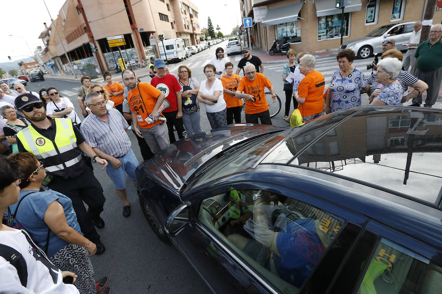 Los vecinos de Aljucer, San Ginés y El Palmar salen a la carretera de El Palmar para exigir el restablecimiento del servicio con el lema 'El transporte público no es un negocio, es un servicio'