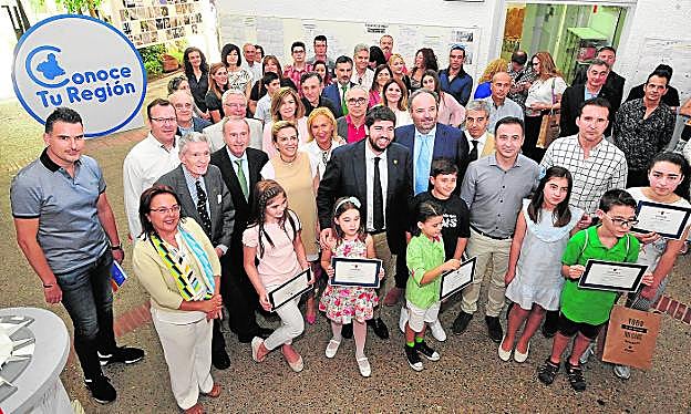 Los 'embajadores patrimoniales' de la Región, con los estudiantes premiados en los concursos de pintura y relato, el presidente de la Comunidad y la consejera.