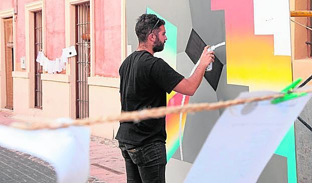 El artista Ángel Toren, pintando en Blanca.
