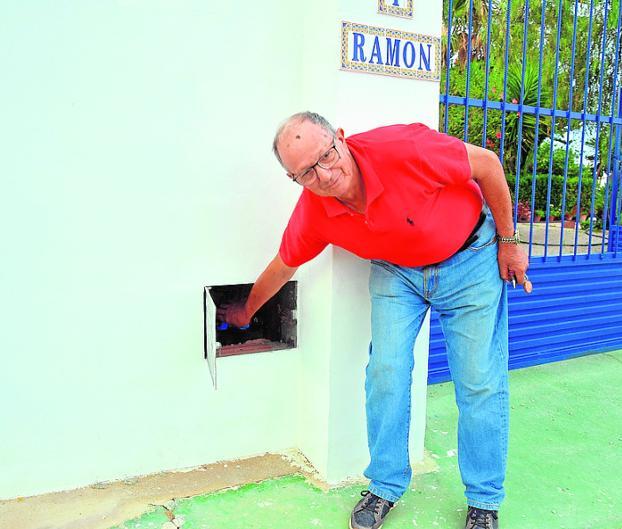 Ramón, a las puertas de su casa, abre la llave de paso.