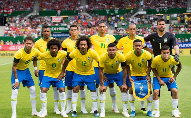 La selección de brasil, antes de un amistoso. 