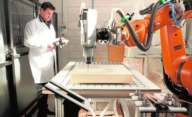 Un ingeniero del Centro Tecnológico del Mueble y la Madera de la Región realiza unas pruebas en el taller. 