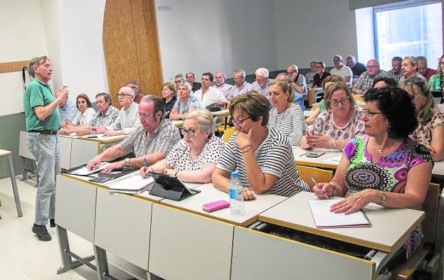 El profesor Francisco Martínez, durante una de las últimas clases de la Universidad de Mayores, en el antiguo CIM.