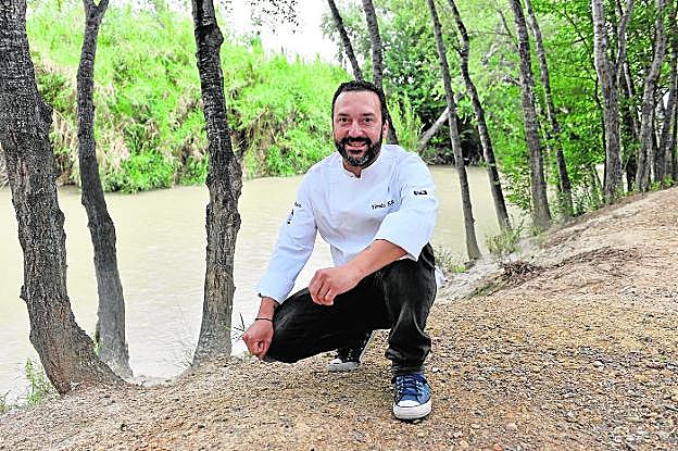 El cocinero Tomás Écija posa junto al río Segura a su paso por El Llano de Molina, en el Soto de los Álamos.