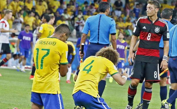Luiz Gustavo y David Luiz lloran sobre el césped tras el humillante 1-7 que le infligió Alemania a Brasil en 2014. 