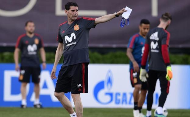 Fernando Hierro, en su primer entrenamiento con la selección.