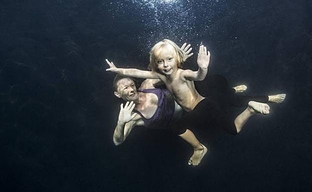 Una madre y su hijo, ante la cámara de Isabel Muñoz.