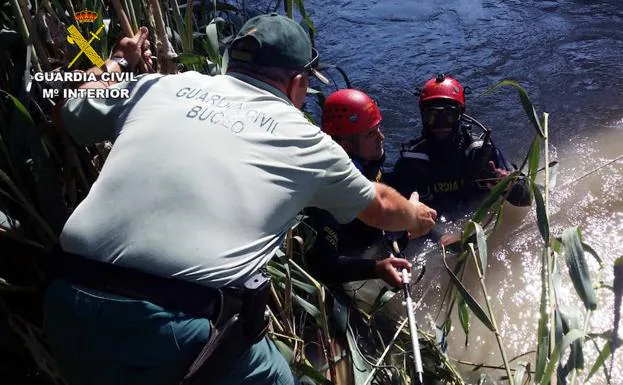Efectivos del Grupo Especial de Actividades Subacuáticas (GEAS) trabajan en el río Segura para recuperar el arma del crimen.