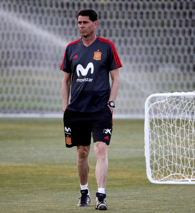 Fernando Hierro ha dirigido su primer entrenamiento como seleccionador de España, horas después de oficializarse su nombramiento en sustitución de Julen Lopetegui. 