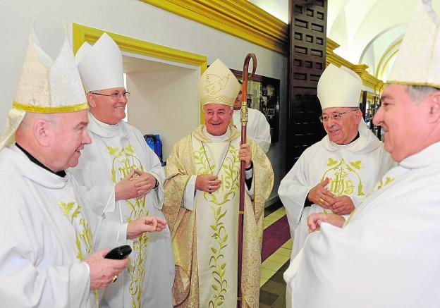 Los obispos y arzobipos Ureña, Lorca Planes, Gil Hellín y Mazuelos, con Vicenzo Paglia (centro) .