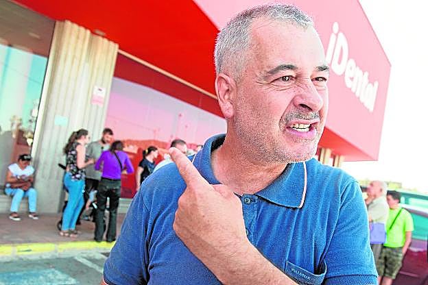 Jesús Chávarri, uno de los afectados, ayer en la puerta de iDental, a donde acudió para exigir explicaciones.