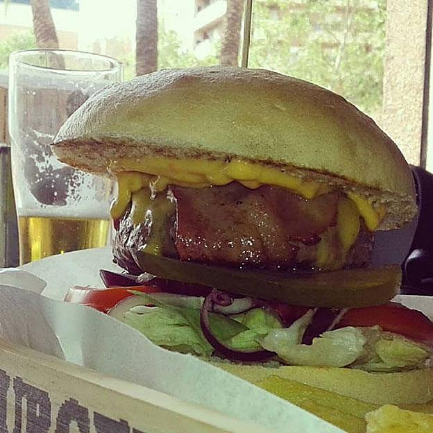 The Burguer Band ofrece una amplia carta de entrantes, hamburguesas, sándwiches y ensaladas