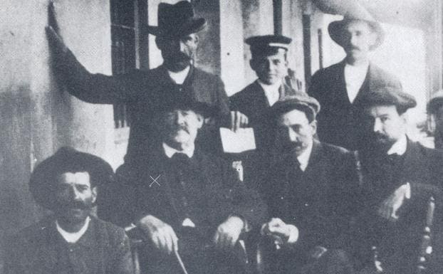 Miguel Zapata, sentado, con bastón, en su última fotografía antes de dejar su casa de Portmán, con personas de su confianza. 