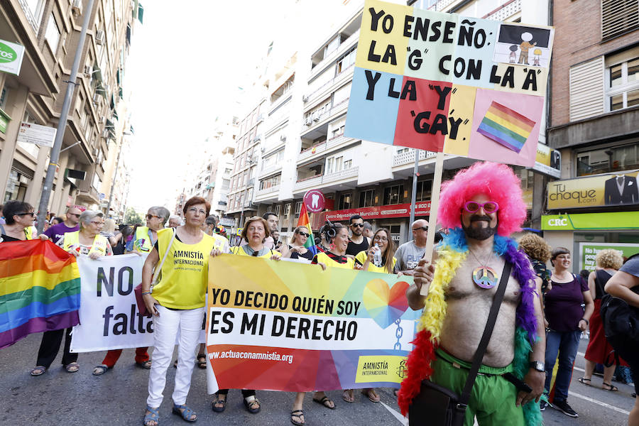 Las asociaciones que trabajan en la Región contra la discriminación sexual reivindican en una manifestación-desfile por la ciudad la educación afectiva para combatir la violencia social y los delitos de odio contra gays, lesbianas y transexuales