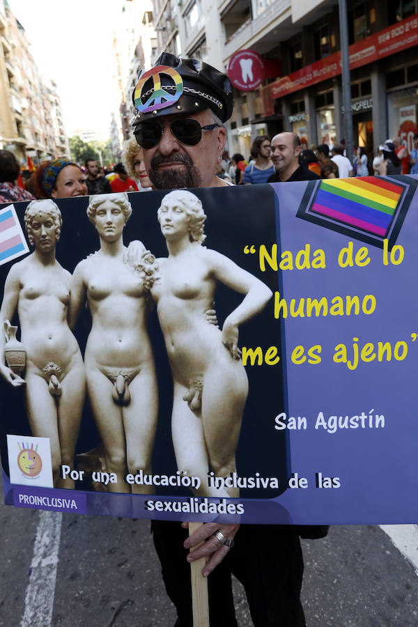 Las asociaciones que trabajan en la Región contra la discriminación sexual reivindican en una manifestación-desfile por la ciudad la educación afectiva para combatir la violencia social y los delitos de odio contra gays, lesbianas y transexuales