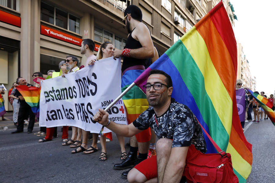 Las asociaciones que trabajan en la Región contra la discriminación sexual reivindican en una manifestación-desfile por la ciudad la educación afectiva para combatir la violencia social y los delitos de odio contra gays, lesbianas y transexuales