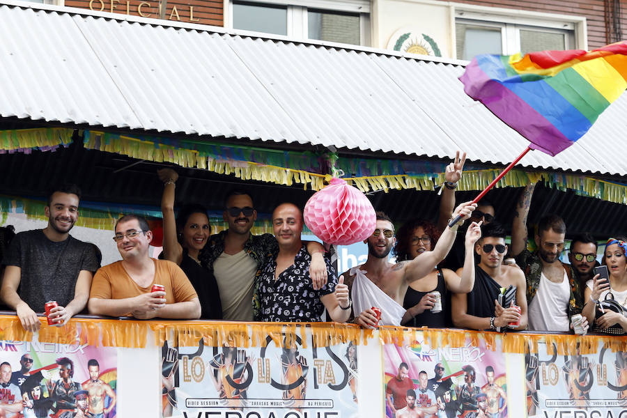 Las asociaciones que trabajan en la Región contra la discriminación sexual reivindican en una manifestación-desfile por la ciudad la educación afectiva para combatir la violencia social y los delitos de odio contra gays, lesbianas y transexuales