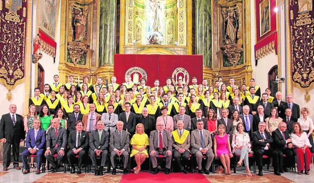 Los nuevos graduados, junto a sus profesores. Entre ellos Pedro Guillén y Juan Carlos Izpisua.