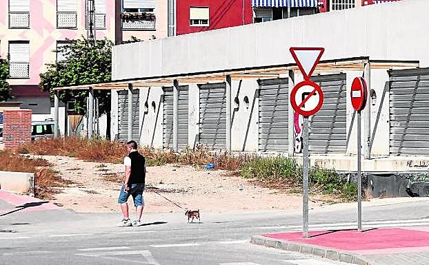 Estado actual de la guardería de Espinardo, sin terminar y rodeada de hierbajos.