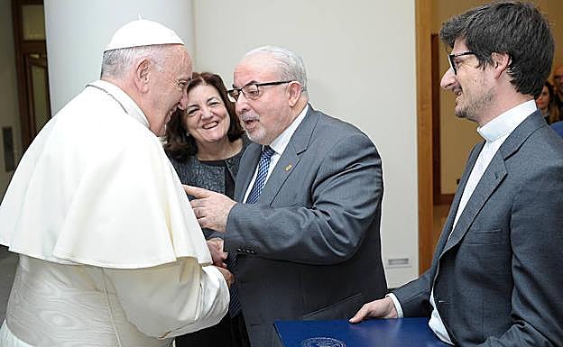 Mendoza charla con el Papa Francisco.