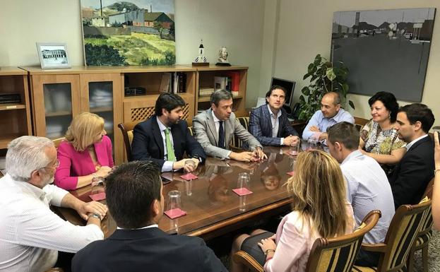 Fernando López Miras mantiene un encuentro de trabajo con el equipo de Gobierno del Ayuntamiento de Yecla.