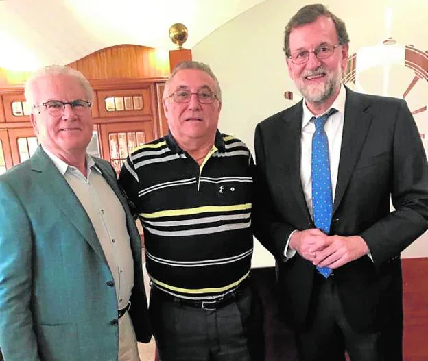 Francisco Riquelme y José López, dueño del restaurante Batiste, ayer, con el expresidente del Gobierno español, Mariano Rajoy.