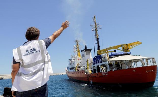 El 'Aquarius' atracado en el puerto de Valencia.