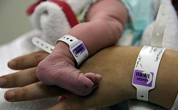 Una madre y su bebé en una habitación del maternal de La Arrixaca. 