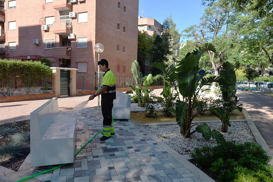 Los espacios beneficiados por los trabajos de mejora son el Jardín de la Calle Pintor Rosique, la Plaza de la Enseñanza, la Avenida San Juan de la Cruz y la Plaza San Benito