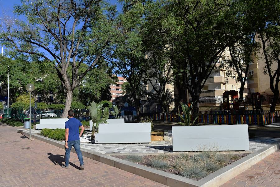 Los espacios beneficiados por los trabajos de mejora son el Jardín de la Calle Pintor Rosique, la Plaza de la Enseñanza, la Avenida San Juan de la Cruz y la Plaza San Benito