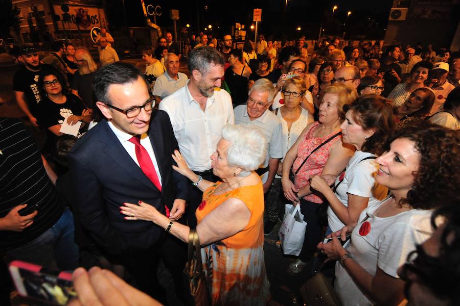 El socialista se reunió anoche en las vías con decenas de vecinos, que pidieron que no les falle