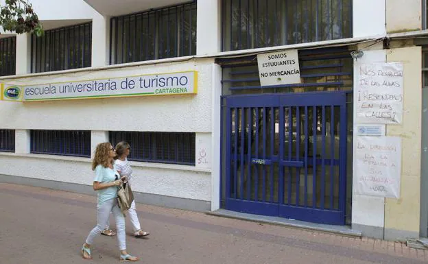 Sede de la Escuela de Turismo de Cartagena, en la Plaza de España, cerrada en 2015.