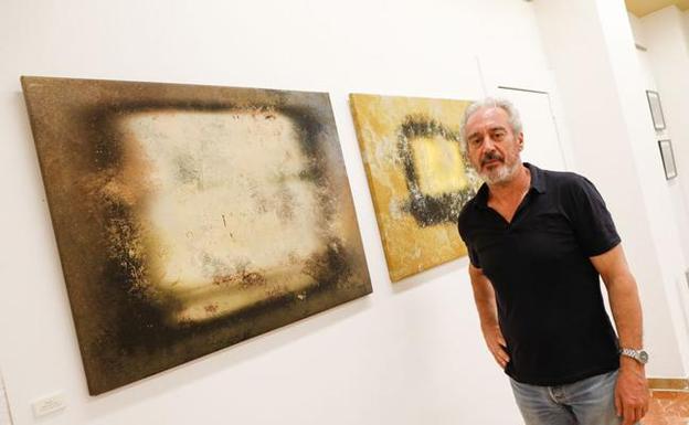 El pintor murciano Pepe Buitrago, en la galería Chys delante de dos de sus obras. 
