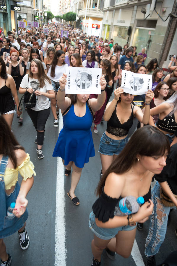 La concentración ha finalizado en Murcia con una marcha por las calles del centro.