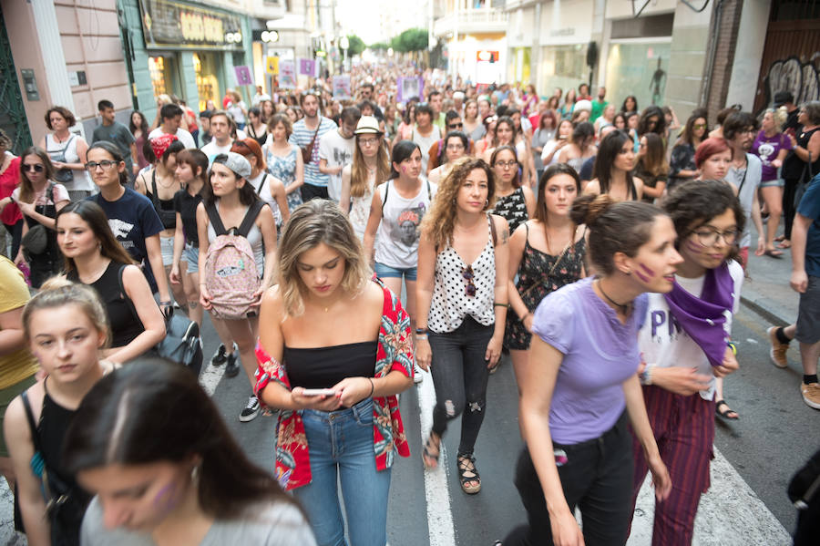La concentración ha finalizado en Murcia con una marcha por las calles del centro.