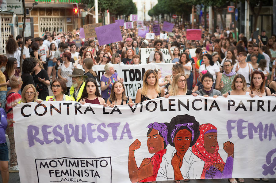 La concentración ha finalizado en Murcia con una marcha por las calles del centro.