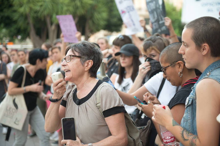 La concentración ha finalizado en Murcia con una marcha por las calles del centro.