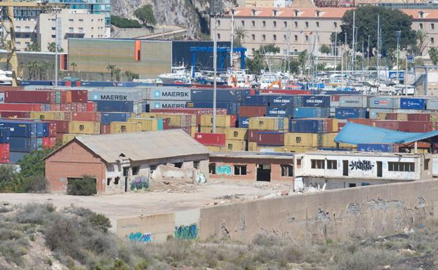 Vista de la antigua parcela y de las naves de Peñarroya, cerca del muelle de San Pedro. 