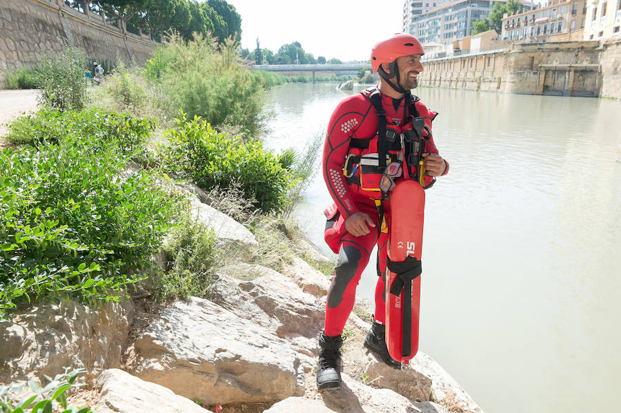 Participan en Murcia en una actividad de limpieza del Segura, desde la Contraparada hasta la Fica