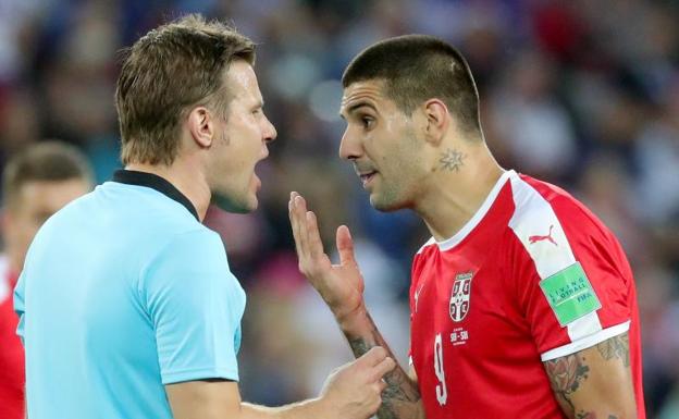 Mitrovic, delantero de Serbia, protesta a Felix Brych.