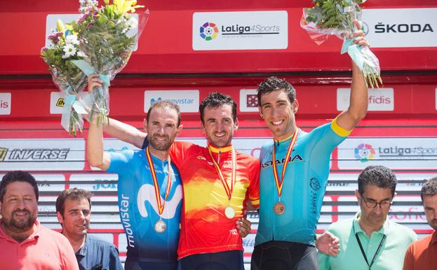 Los ciclistas Gorka Izaguirre (c), Alejandro Valverde (i) y Omar Fraile en el podio del Campeonato de España de Ciclismo.