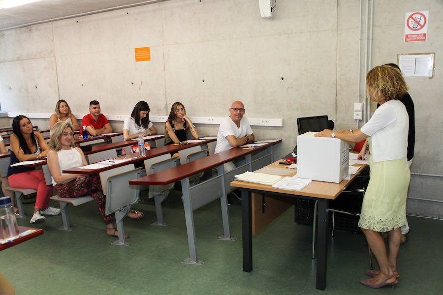 El consejero de Salud, Manuel Villegas, se desplazó precisamente a la facultad de empresariales de la UMU para supervisar el amplio dispositivo.