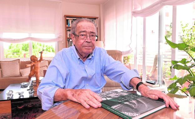 Clemente García, en el salón de su casa, junto a su libro 'La mujer en la escultura de Antonio Campillo'. 