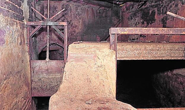 La toma de la acequia Nelva (izq.) con un partidor que la separa de la acequia Aljufía (dcha.), a la altura de Puerta Nueva. 