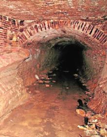 Imagen secundaria 2 - 1. Fachada de la Fábrica del Salitre de Murcia con una mujer lavando en la acequia. 2. La misma fachada actualmente. 3. Arranque del arco de un puente en el interior de la Aljufía.